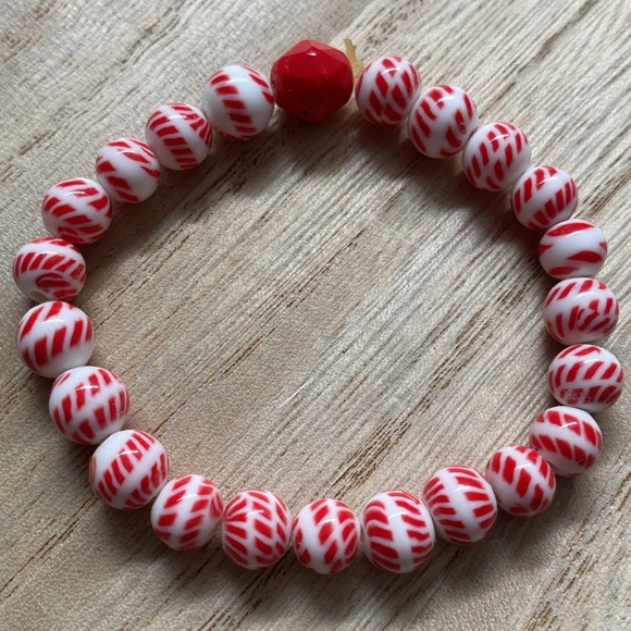 Vintage red and white beaded bracelet - Picture 2 of 4